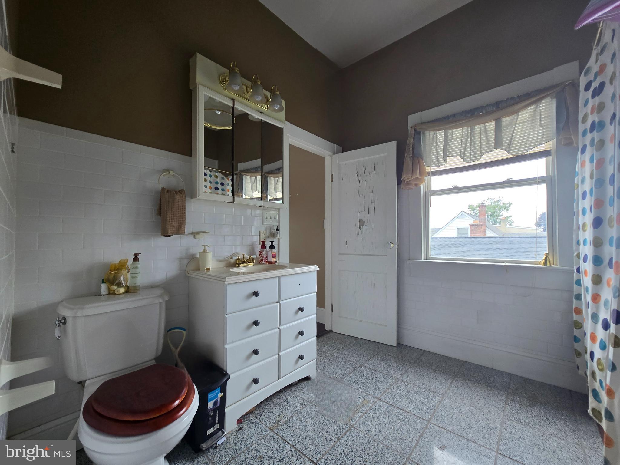 8453 Garden Road Pasadena, MD 21122 - Photo 18 of 58 upper level full bath with access to primary