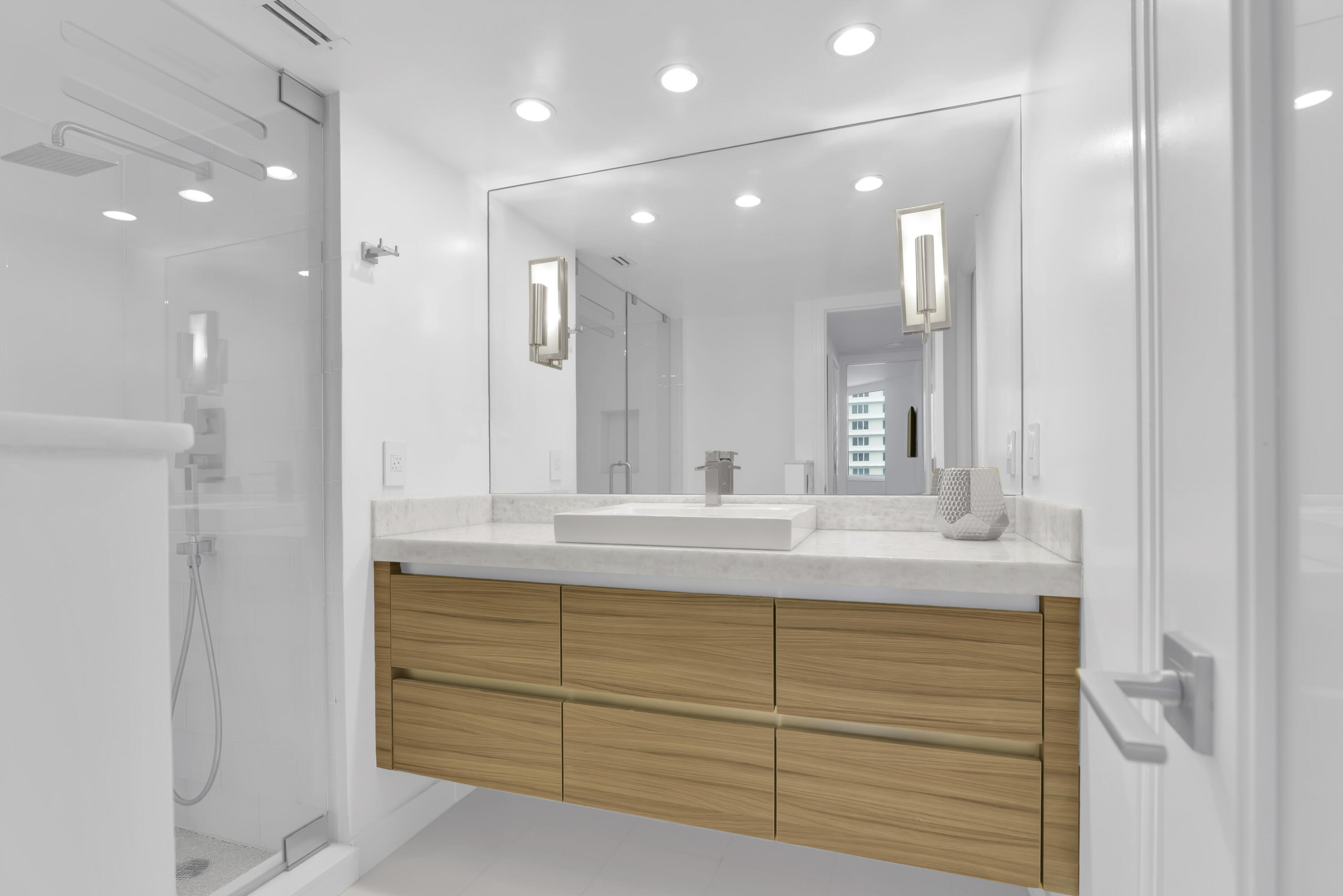 550 South Ocean Boulevard, Unit 704 Boca Raton, FL 33432 - Photo 23 of 66 Master bathroom