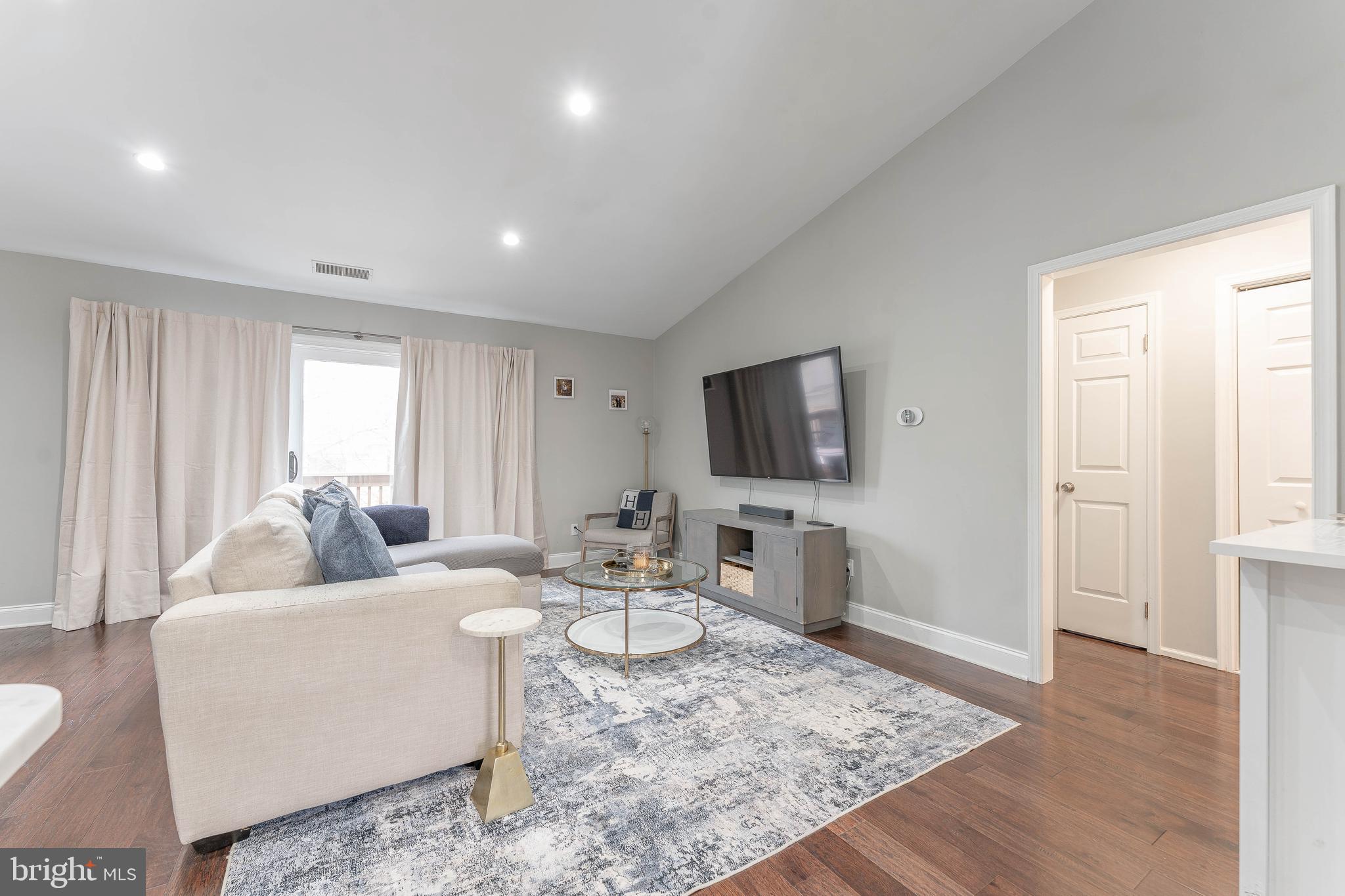 308 Pritchard Place Newtown Square, PA 19073 - Photo 2 of 33 Living Room