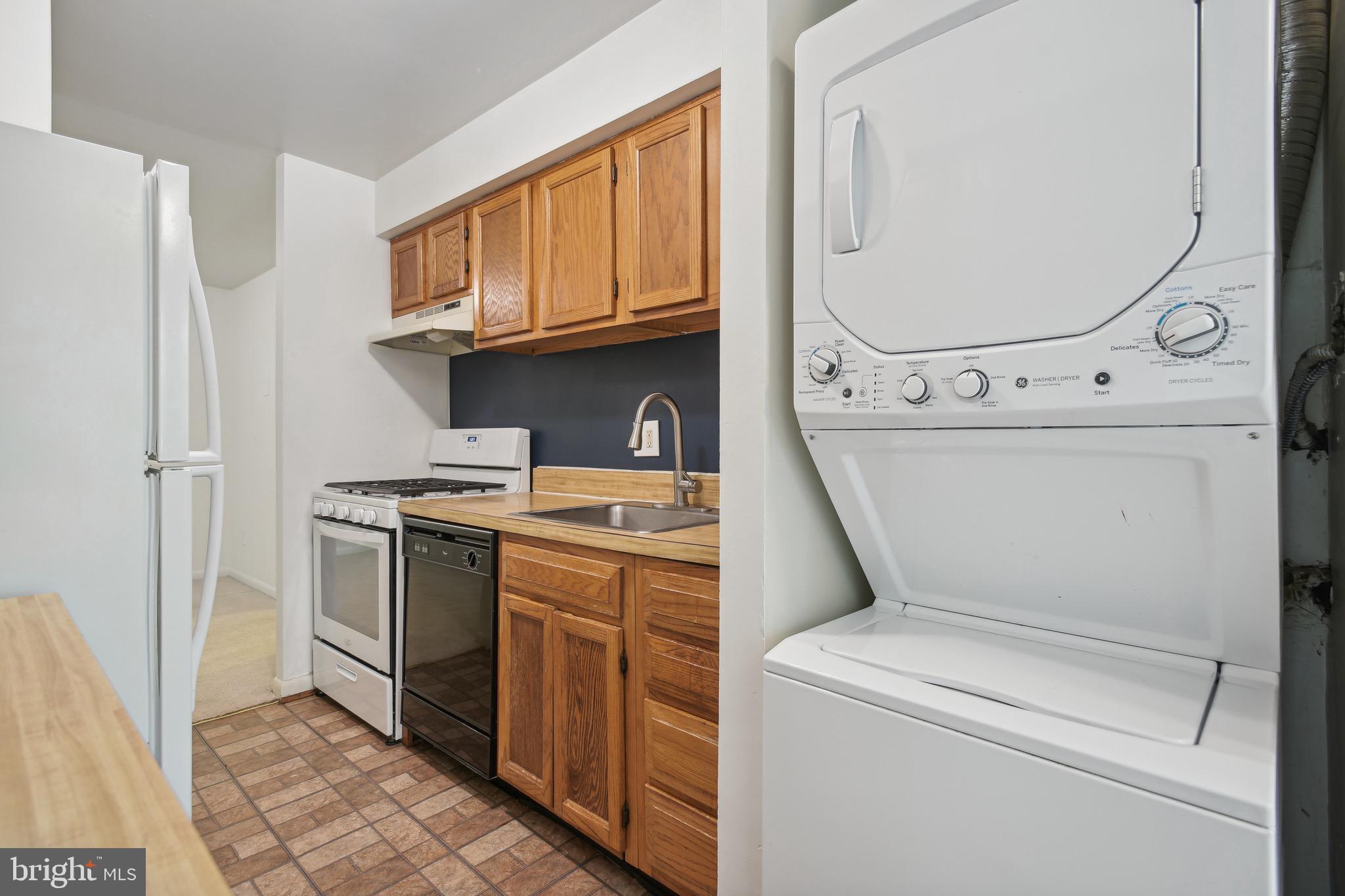 11240 Chestnut Grove Square, Unit 31 Reston, VA 20190 - Photo 11 of 26 Kitchen/laundry room