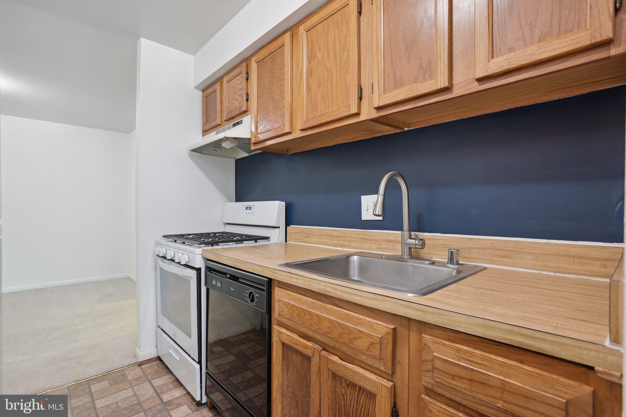 11240 Chestnut Grove Square, Unit 31 Reston, VA 20190 - Photo 12 of 26 Kitchen