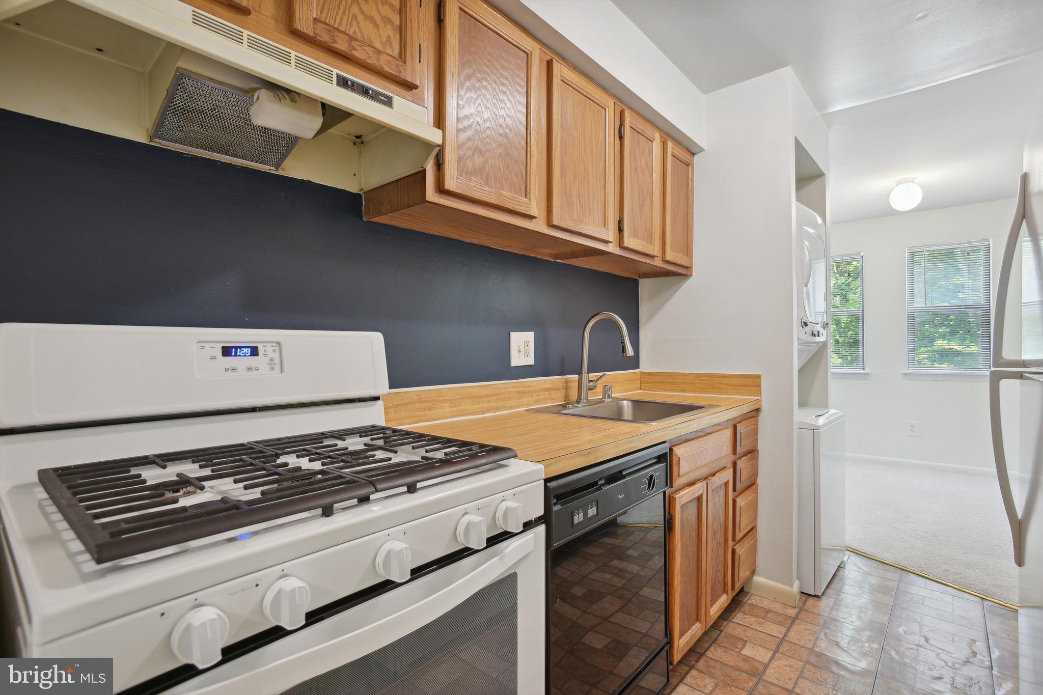 11240 Chestnut Grove Square, Unit 31 Reston, VA 20190 - Photo 13 of 26 Kitchen