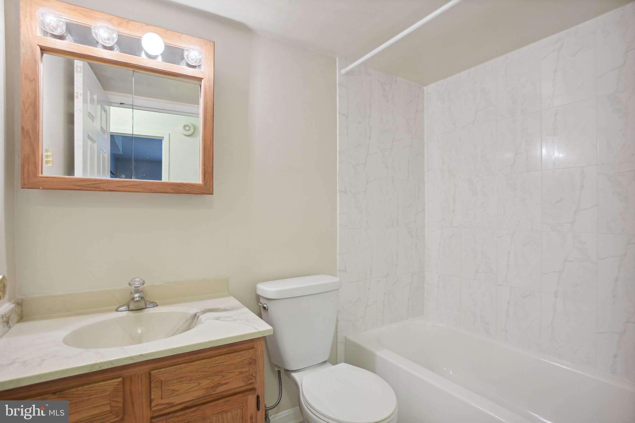 11240 Chestnut Grove Square, Unit 31 Reston, VA 20190 - Photo 23 of 26 Full bathroom