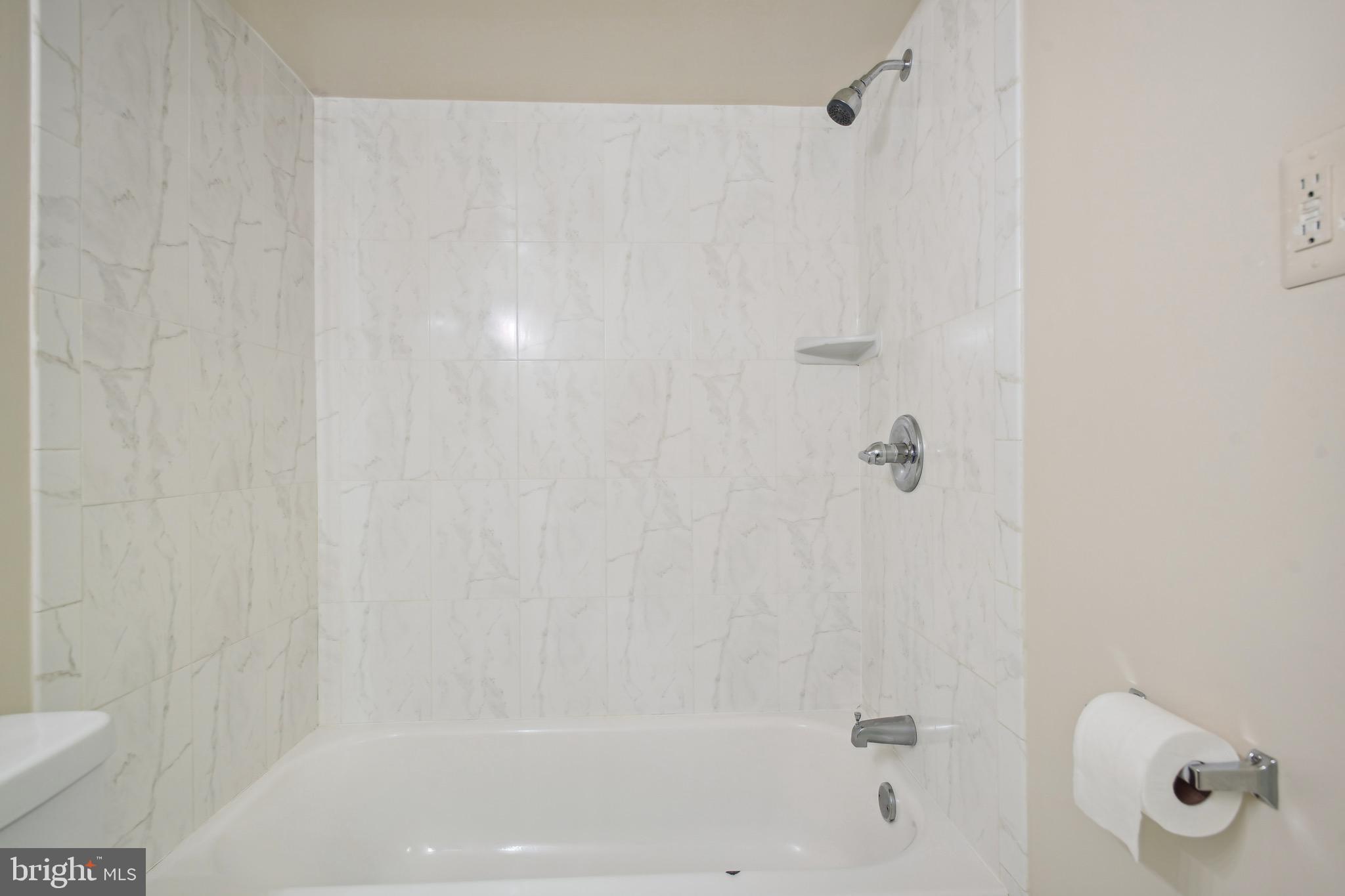 11240 Chestnut Grove Square, Unit 31 Reston, VA 20190 - Photo 24 of 26 Full bathroom