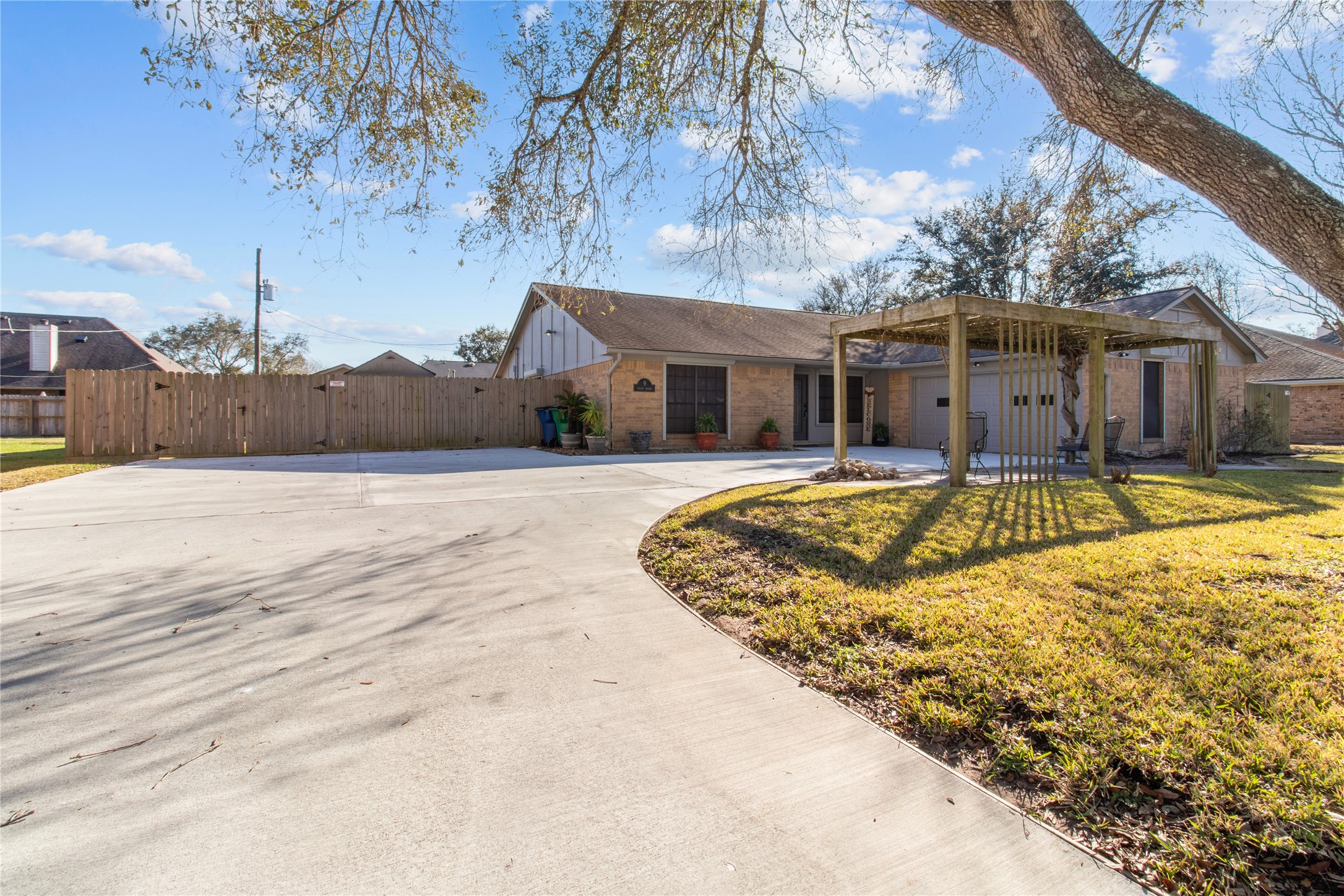 9 Colony Square Angleton, TX 77515 - Photo 3 of 23