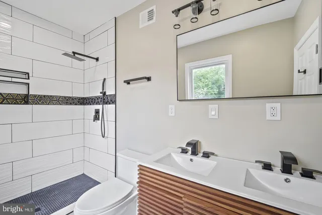 a view of a house with backyard and a tree