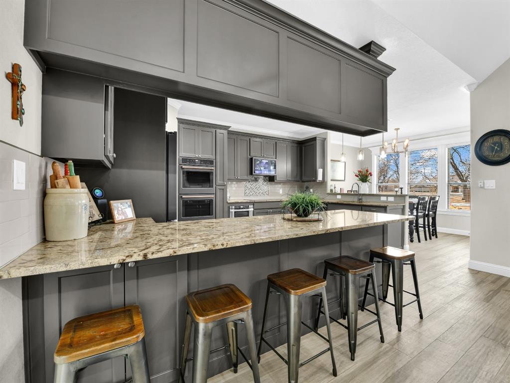 5418 Wedgefield Road Granbury, TX 76049 - Photo 13 of 40 Kitchen with Barstool area