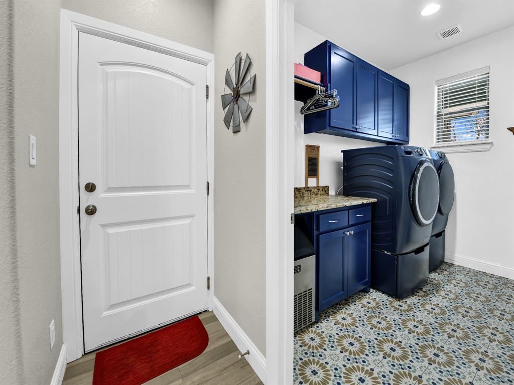 5418 Wedgefield Road Granbury, TX 76049 - Photo 16 of 40 door to garage