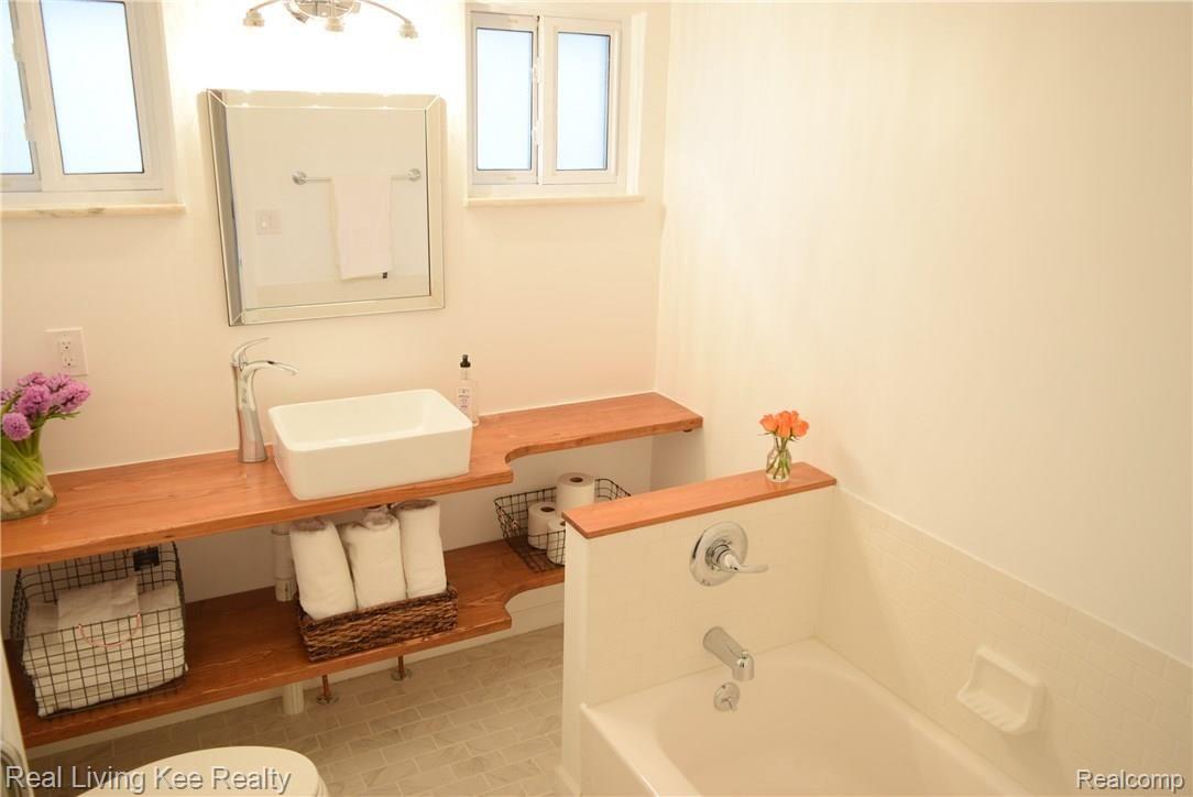 16208 Reedmere Avenue Franklin, MI 48025 - Photo 16 of 29 main bath has tub & separate shower