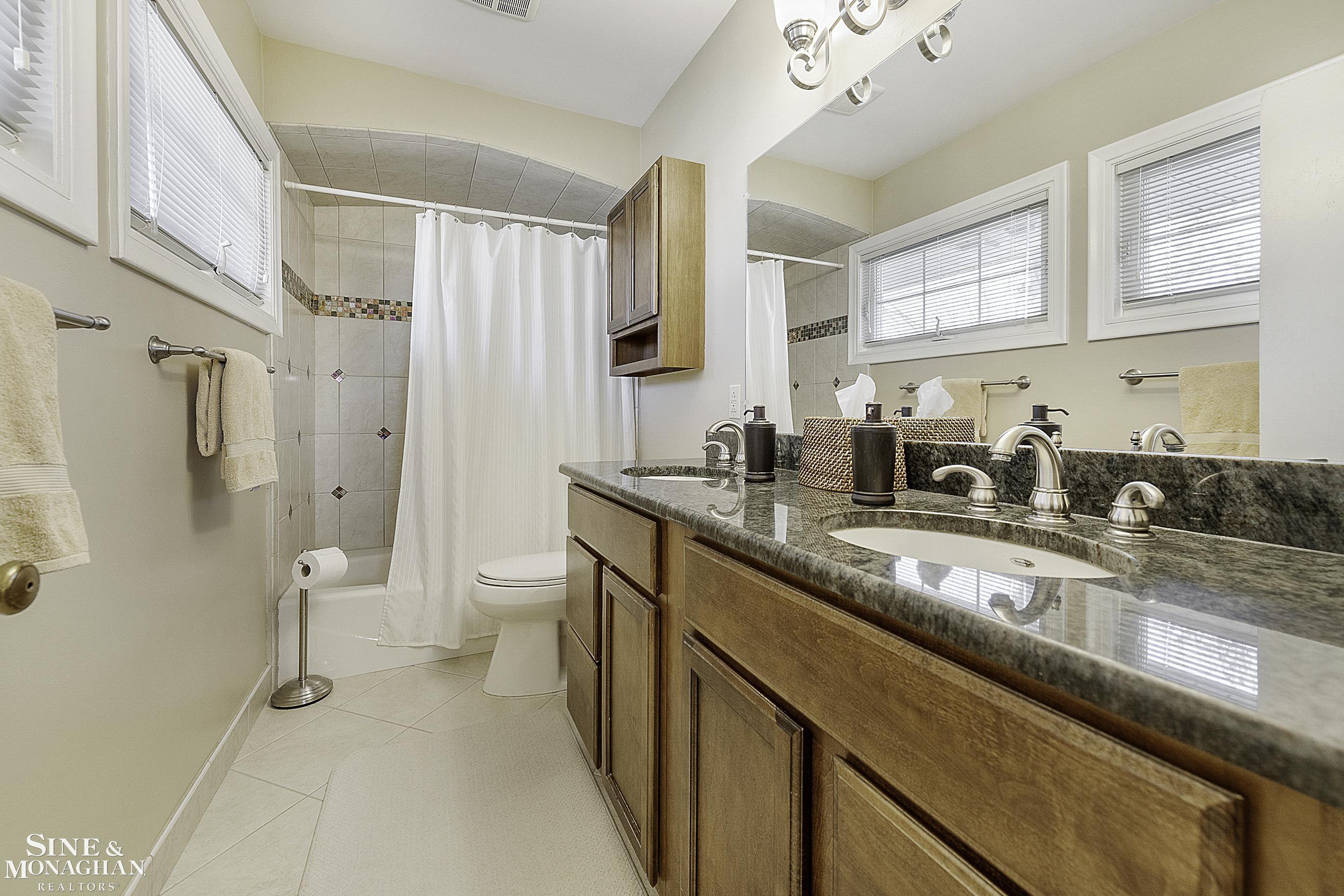 533 Hawthorne Road Grosse Pointe, MI 48236 - Photo 16 of 49 50095488-15.JPG