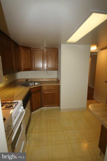 1550 Northgate Square, Unit 15501 Reston, VA 20190 - Photo 8 of 22 Kitchen