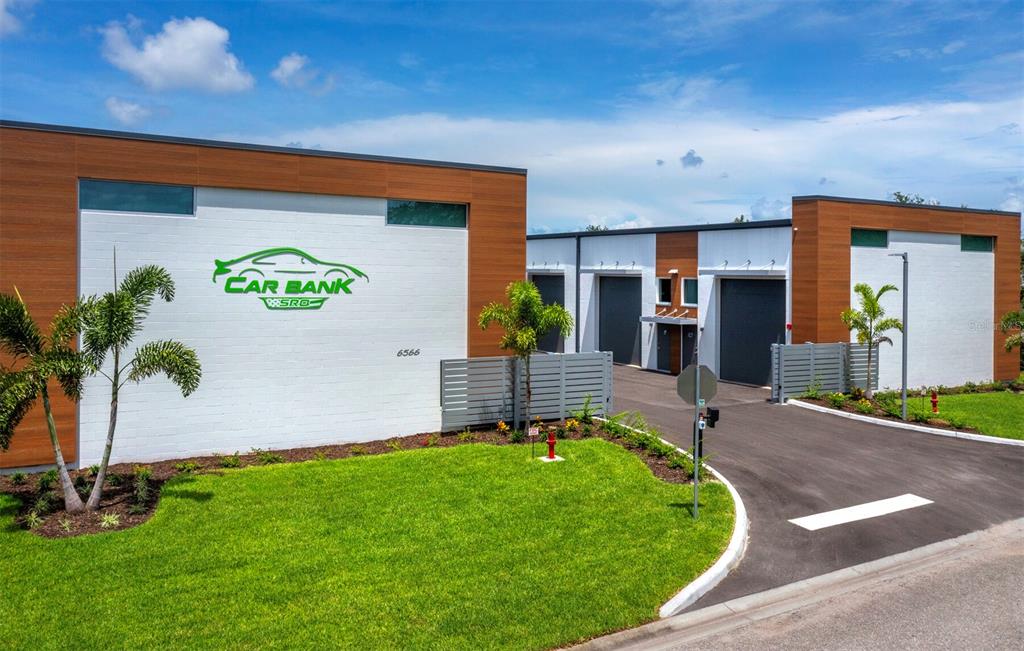 6562 Palmer Park Circle, Unit 18 Sarasota, FL 34238 - Photo 20 of 20 a view of a backyard with a garden