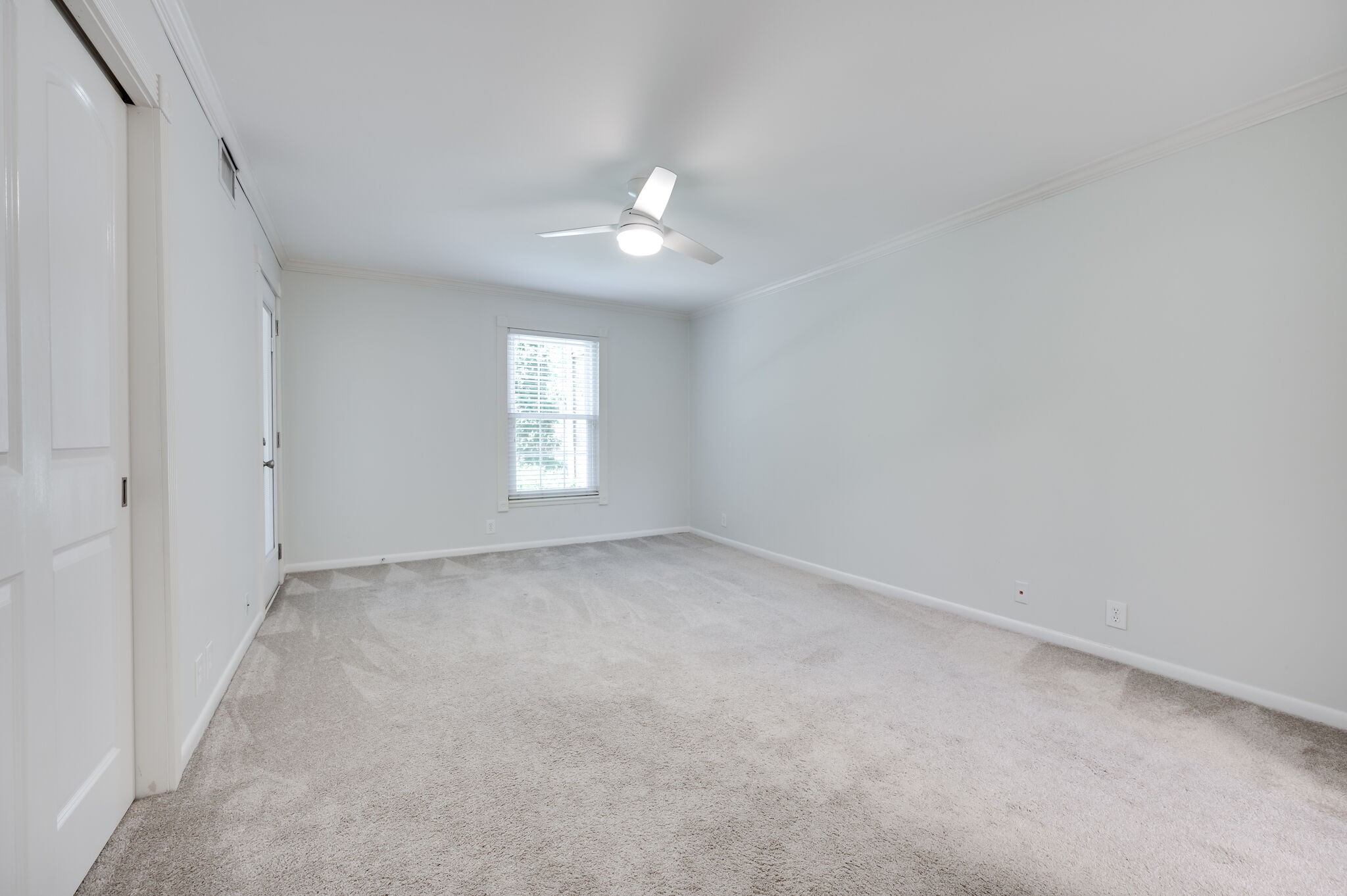 2116 Hobbs Road, Unit M1 Nashville, TN 37215 - Photo 23 of 36 an empty room with a window and ceiling fan