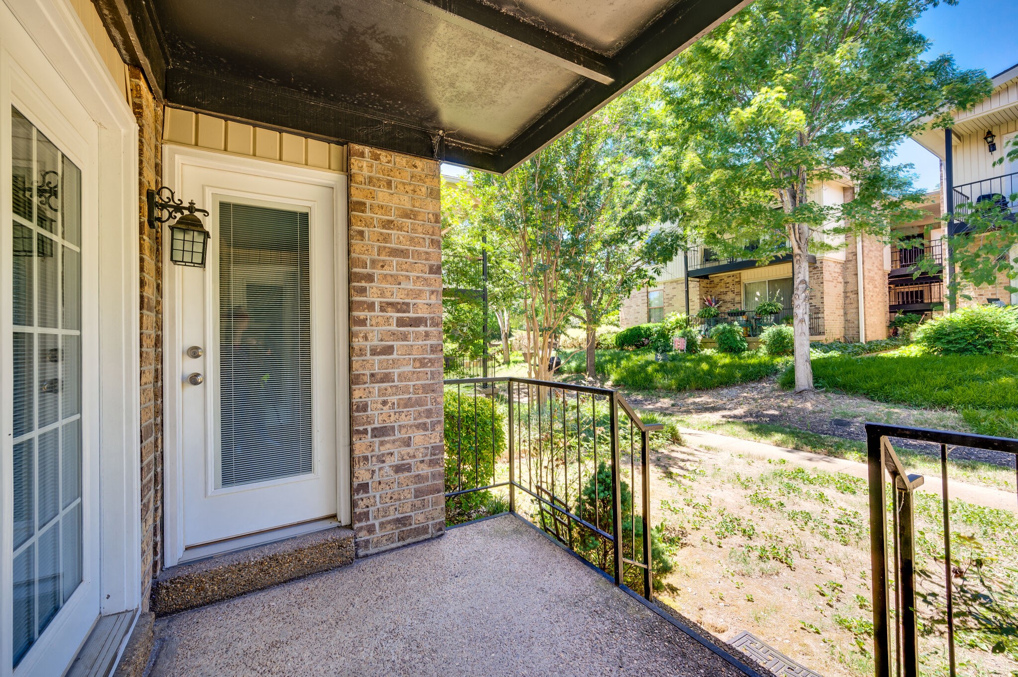 2116 Hobbs Road, Unit M1 Nashville, TN 37215 - Photo 32 of 36 a view of a small yard from a balcony