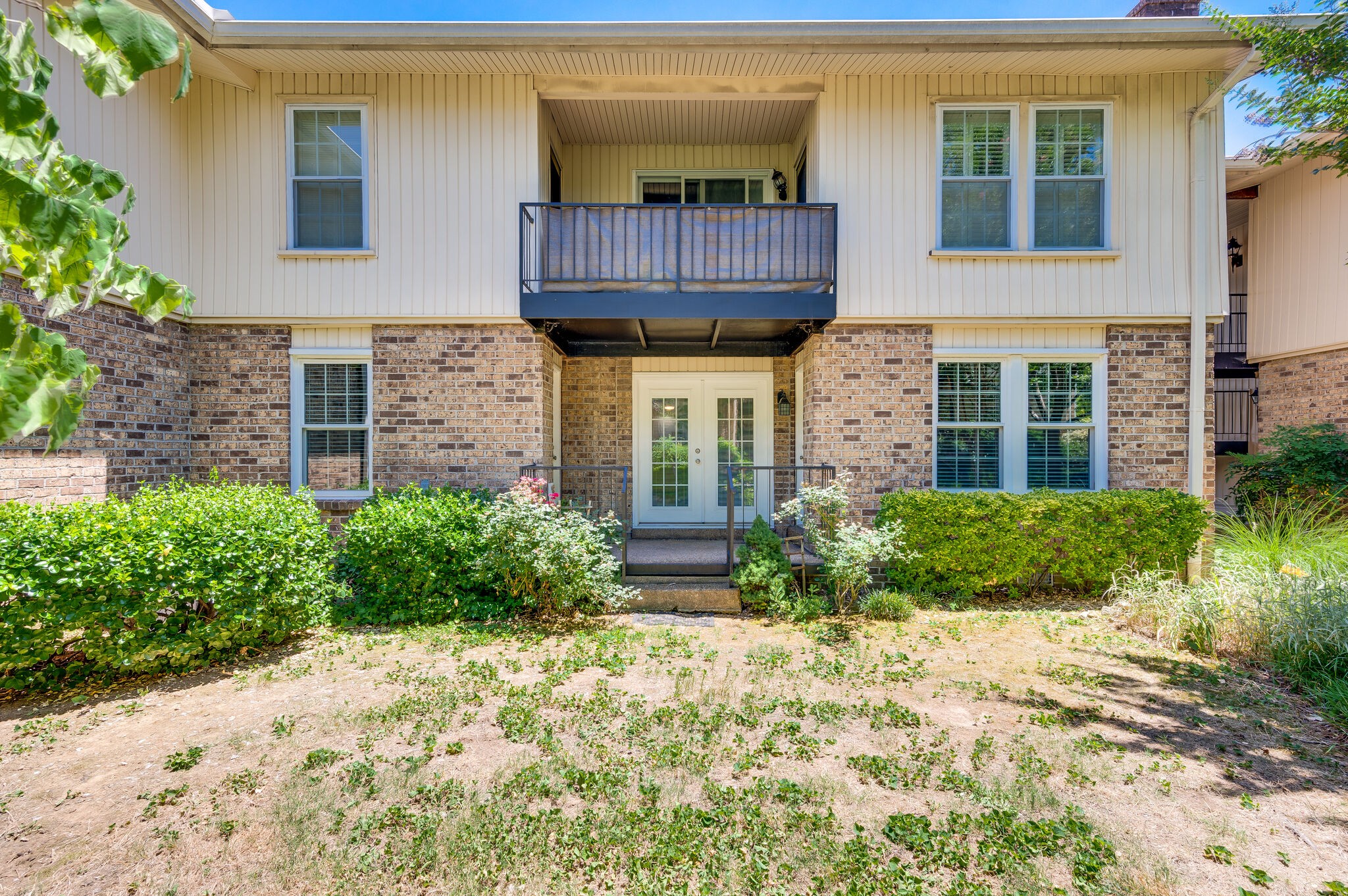 2116 Hobbs Road, Unit M1 Nashville, TN 37215 - Photo 33 of 36 a front view of a house with garden