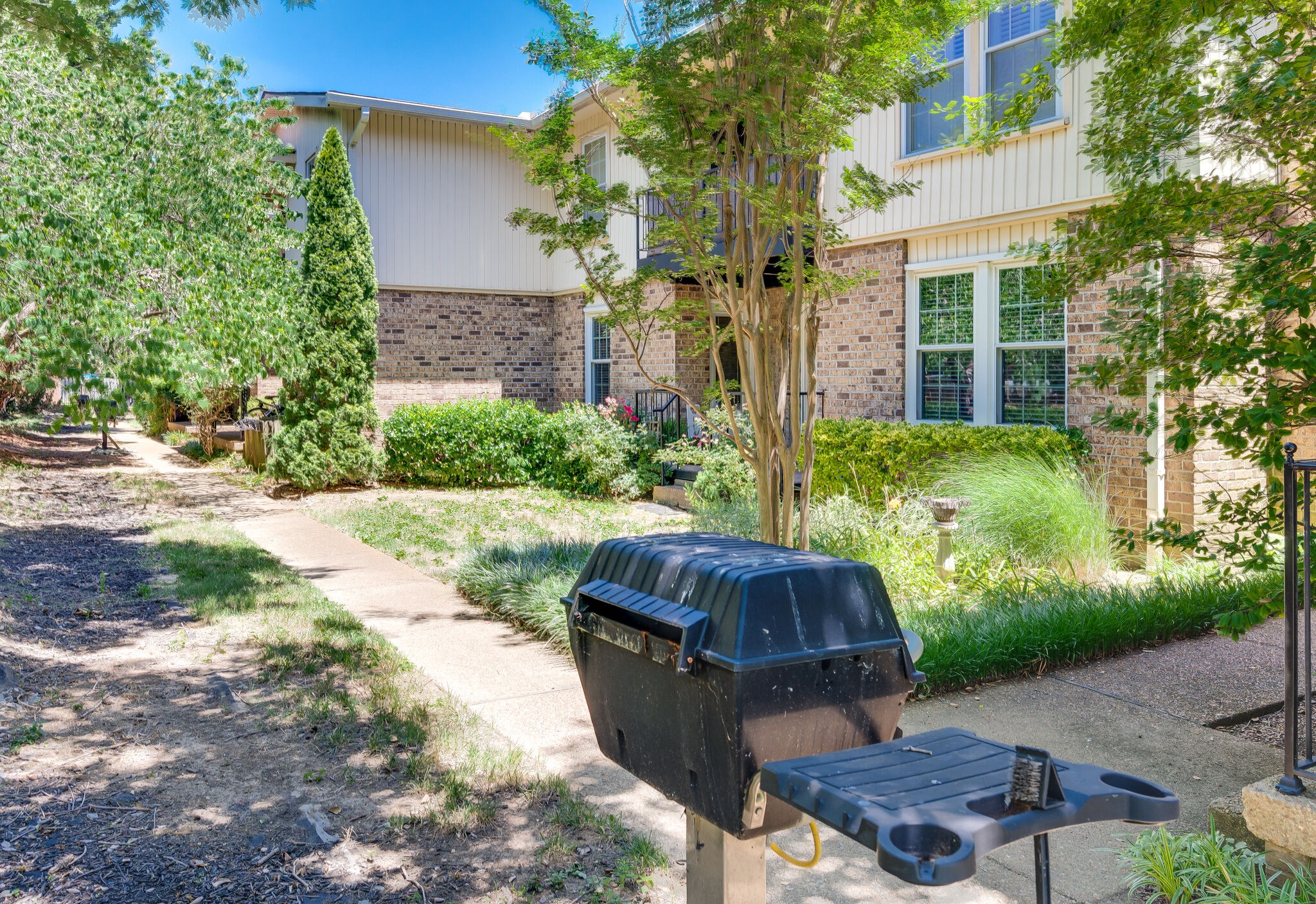 2116 Hobbs Road, Unit M1 Nashville, TN 37215 - Photo 34 of 36 a view of a backyard with plants and outdoor seating