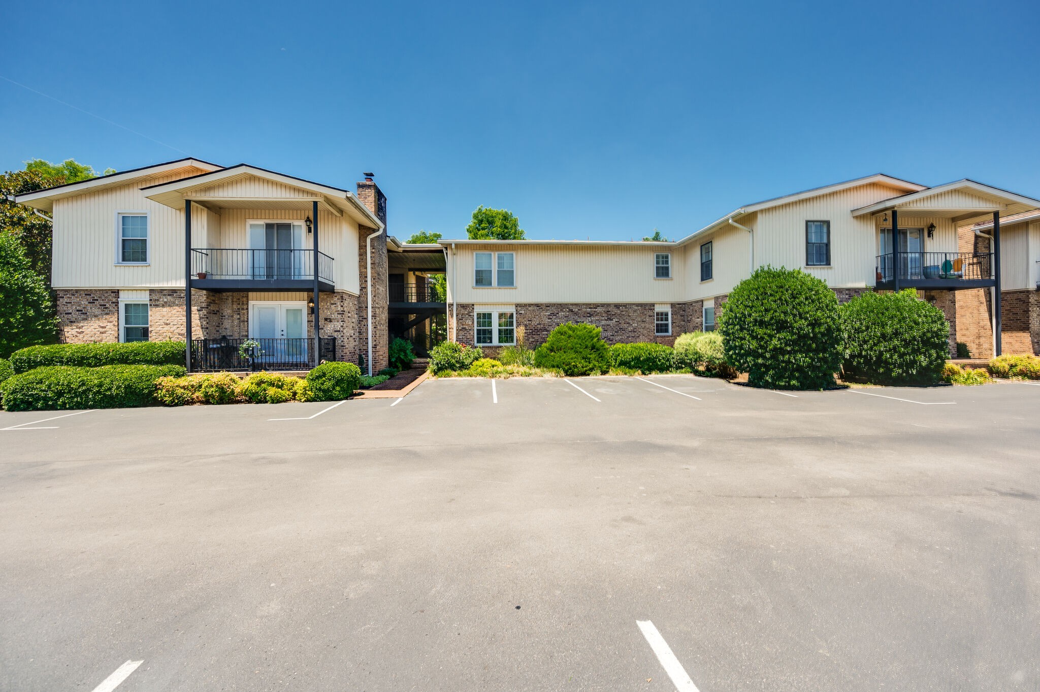 2116 Hobbs Road, Unit M1 Nashville, TN 37215 - Photo 4 of 36 a front view of a house with a yard and a garage
