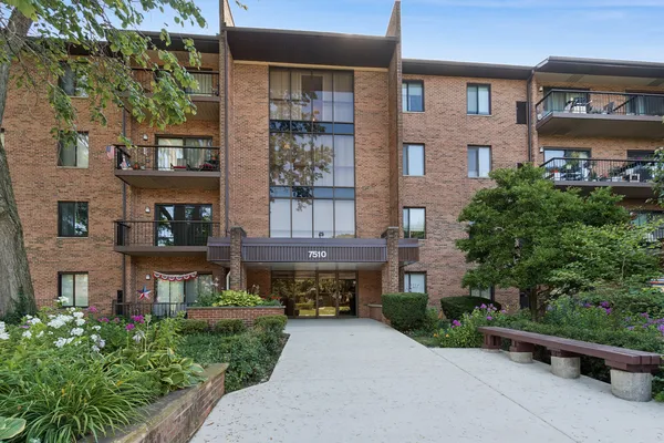 $2,500 | 7510 Farmingdale Drive, Unit 210, Darien, IL 60561