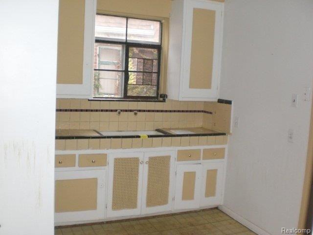 16706 Rutherford Street Detroit, MI 48235 - Photo 3 of 4 261-705983-kitchen
