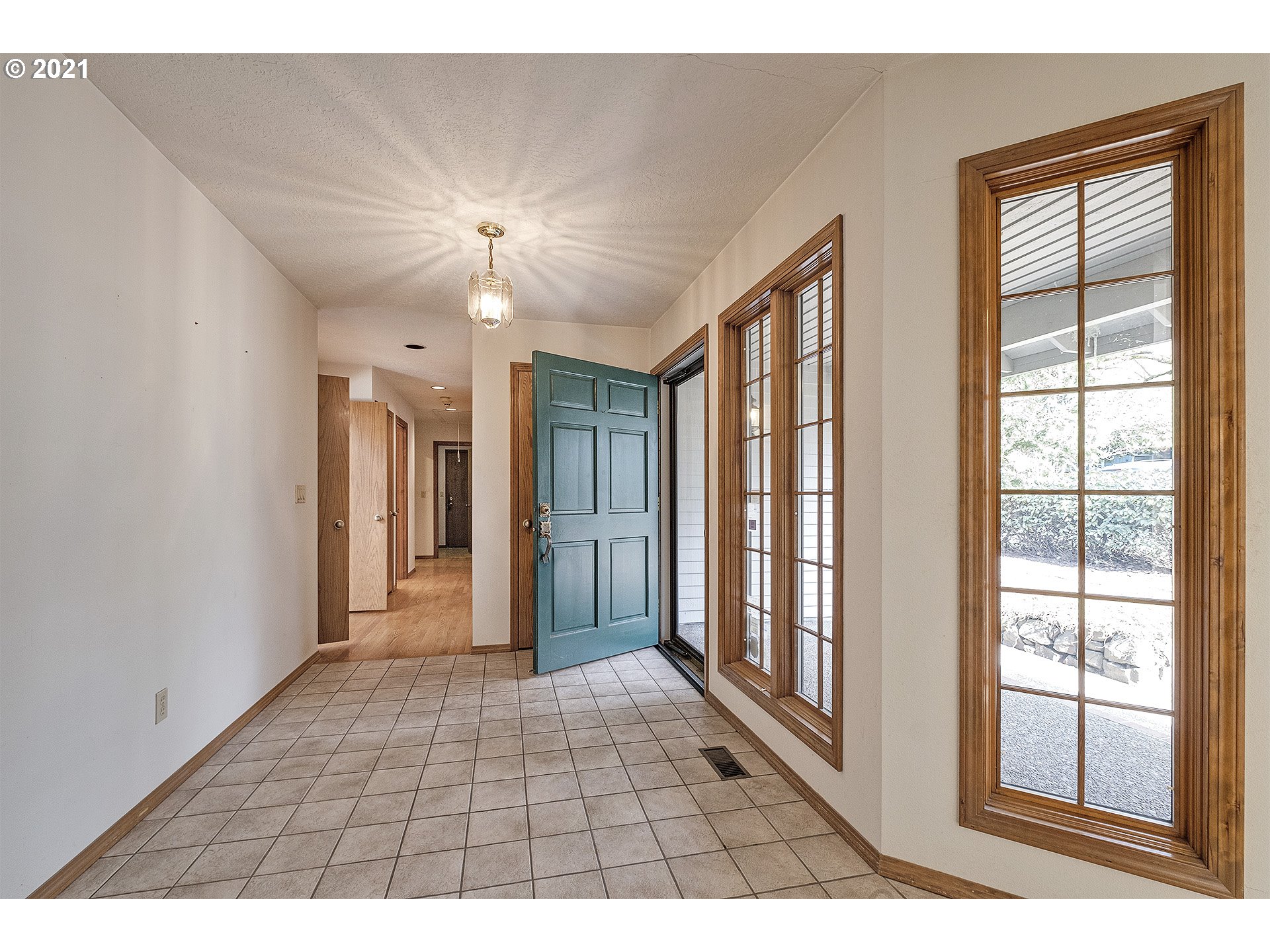 6102 Southwest Jan Tree Court Portland, OR 97219 - Photo 11 of 24 Gallery Image 11