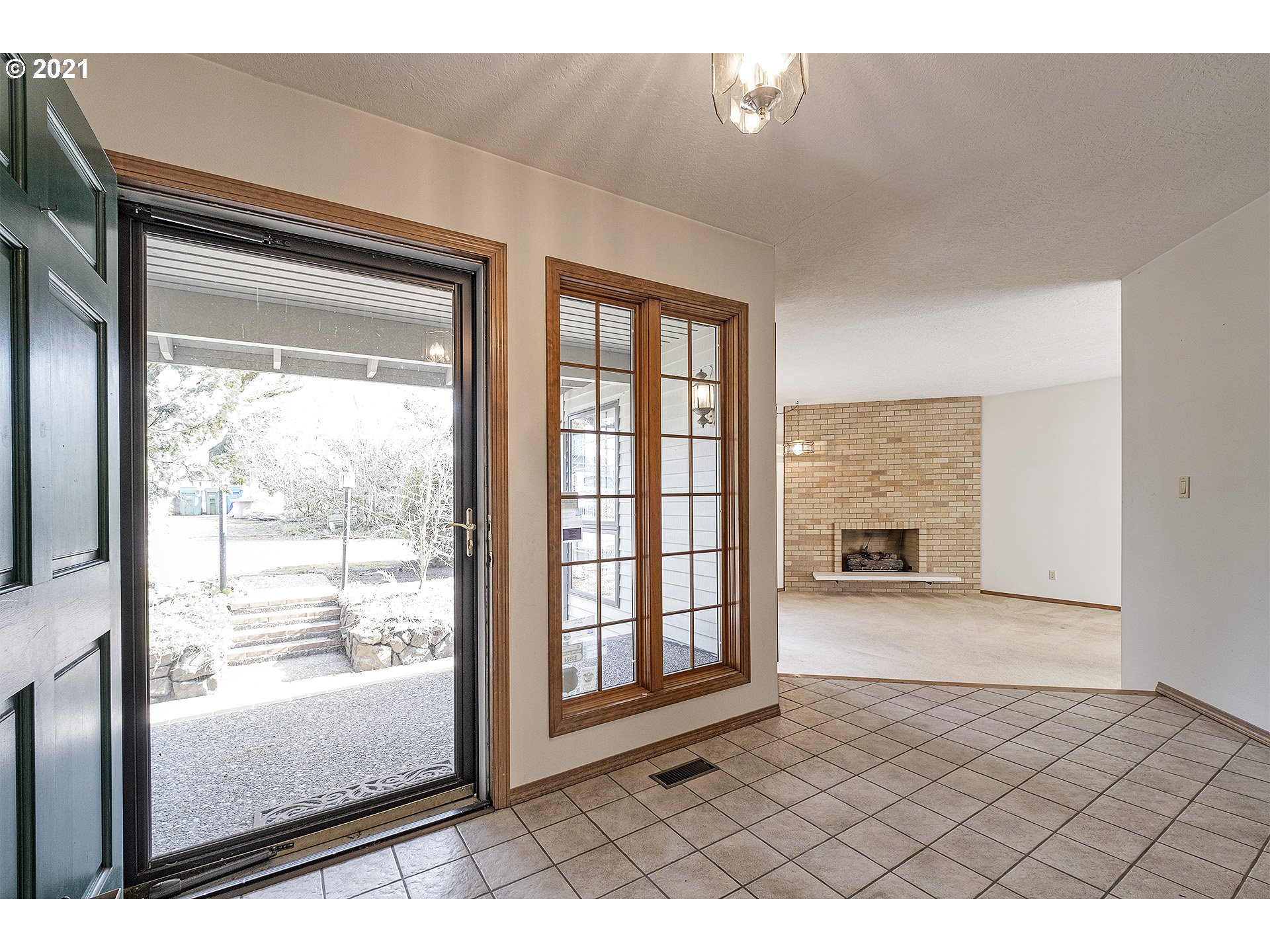 6102 Southwest Jan Tree Court Portland, OR 97219 - Photo 12 of 24 Gallery Image 12