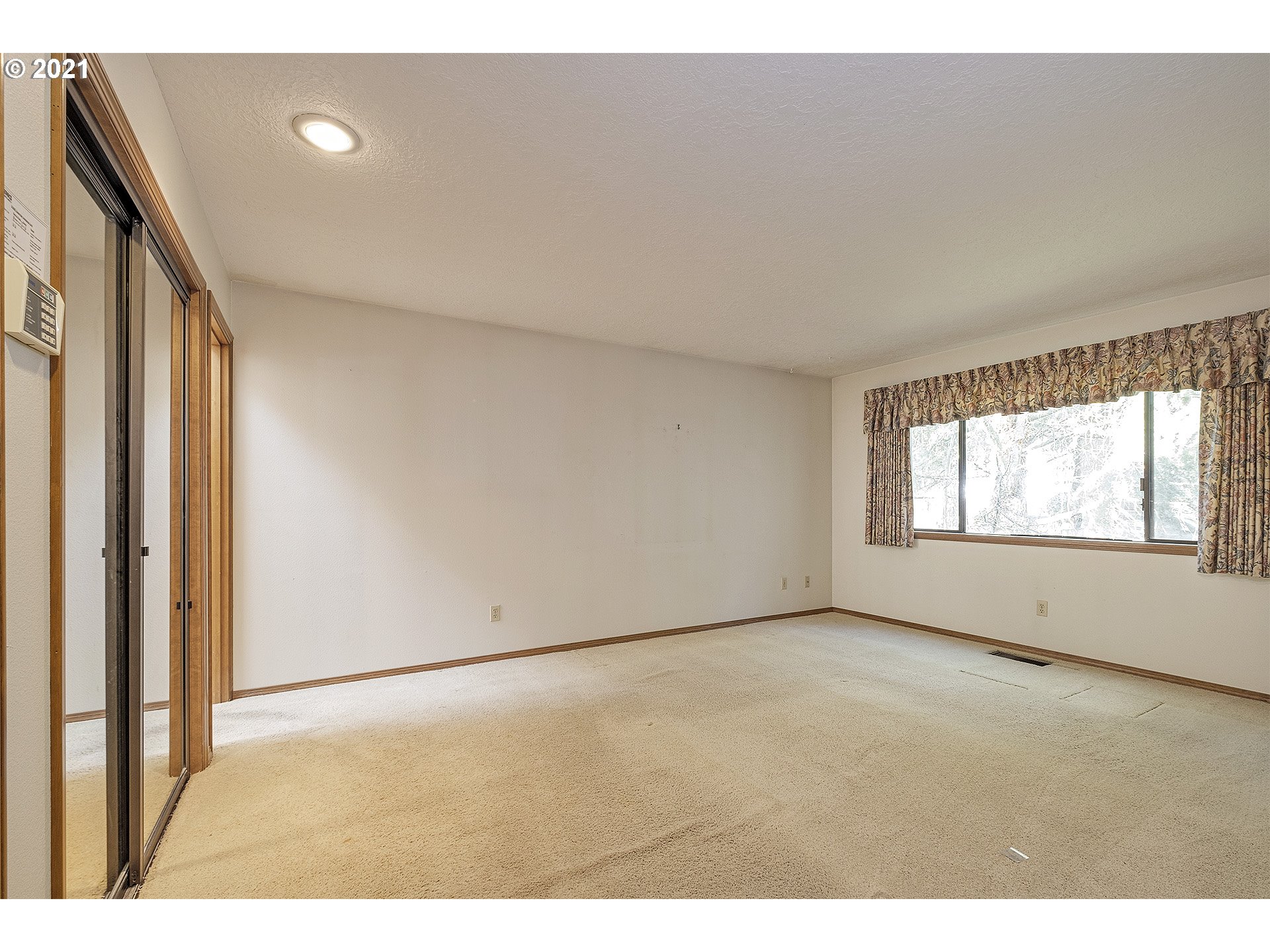 6102 Southwest Jan Tree Court Portland, OR 97219 - Photo 13 of 24 Gallery Image 13