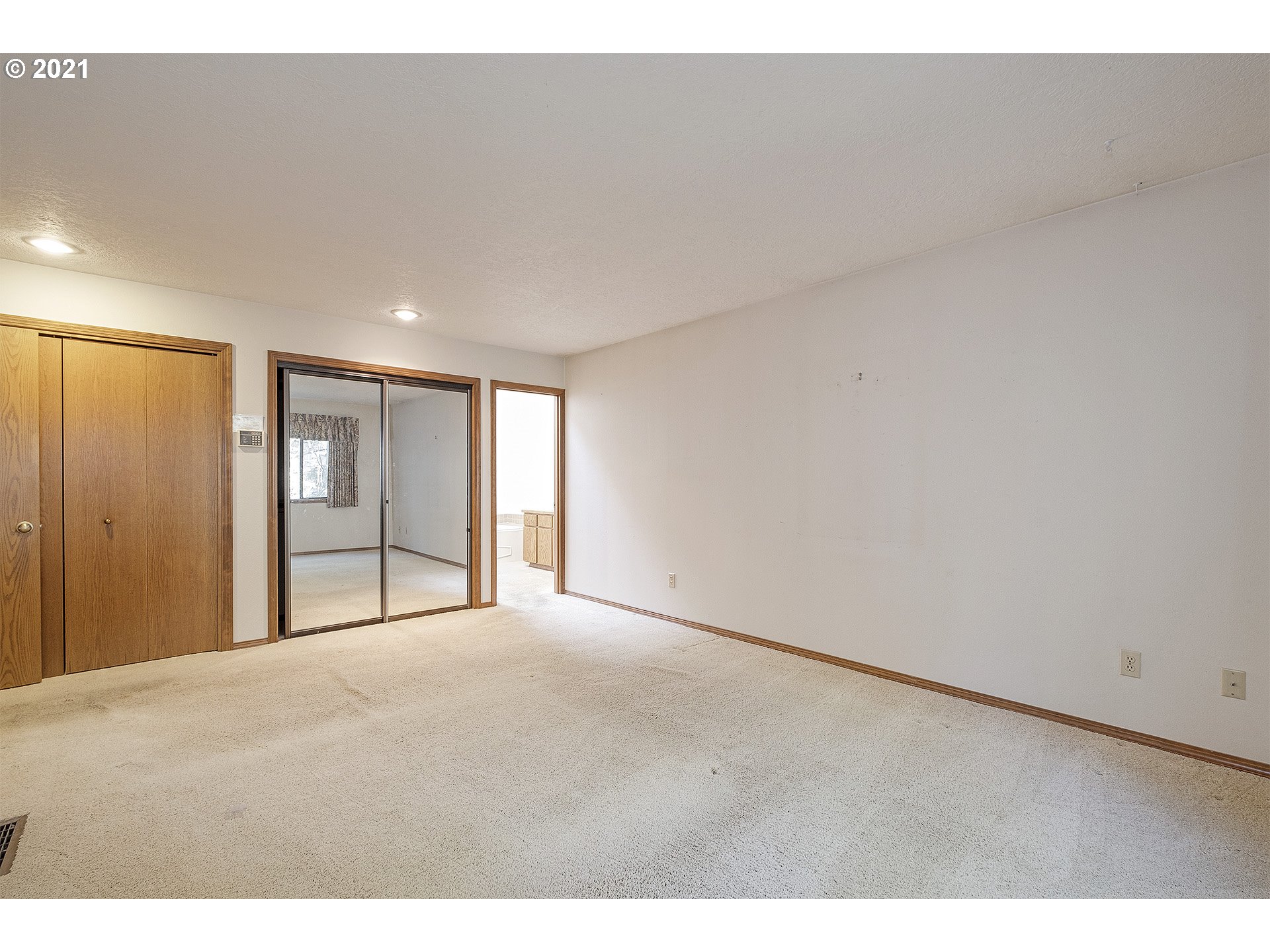 6102 Southwest Jan Tree Court Portland, OR 97219 - Photo 14 of 24 Gallery Image 14