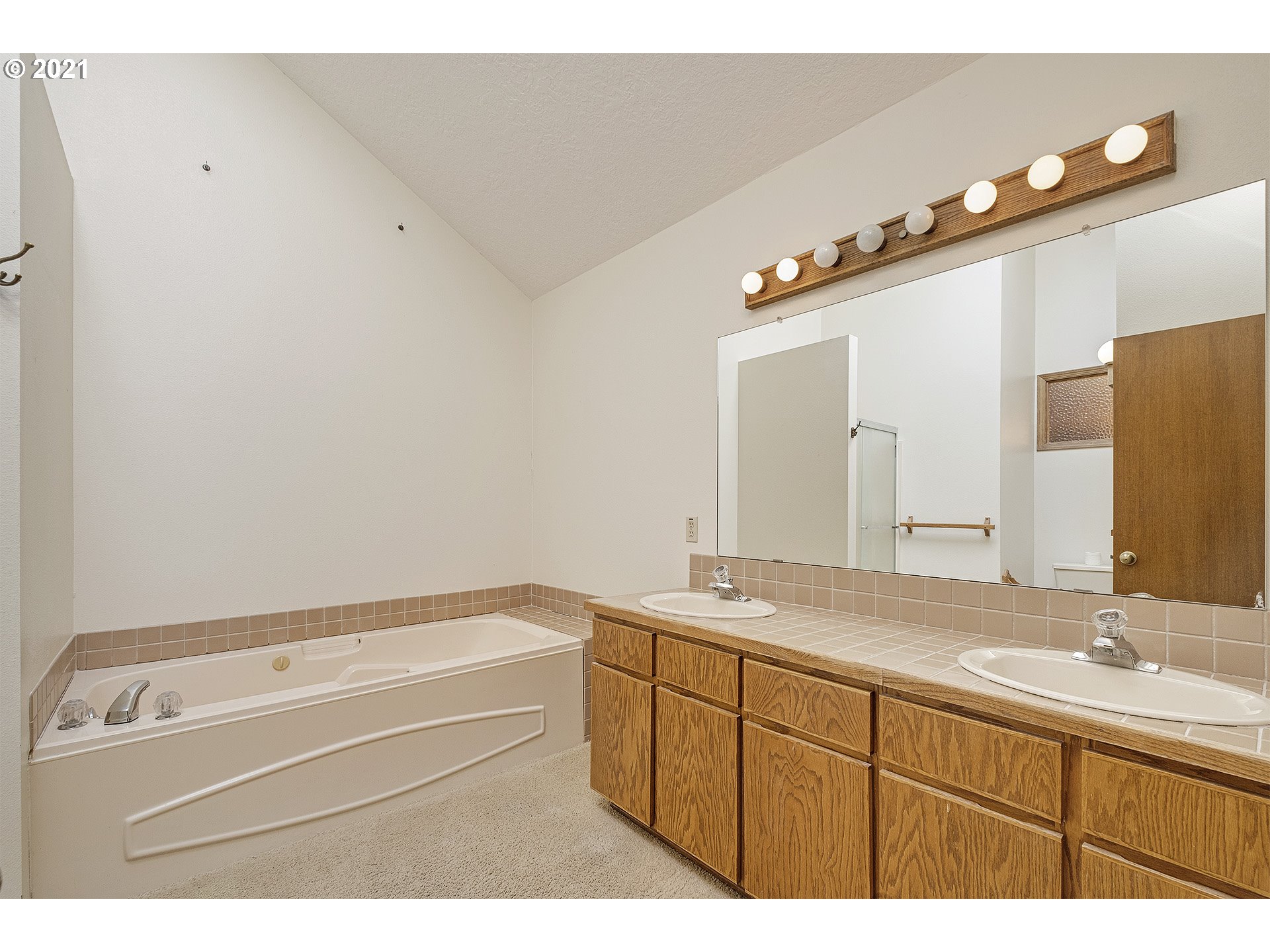 6102 Southwest Jan Tree Court Portland, OR 97219 - Photo 15 of 24 Gallery Image 15