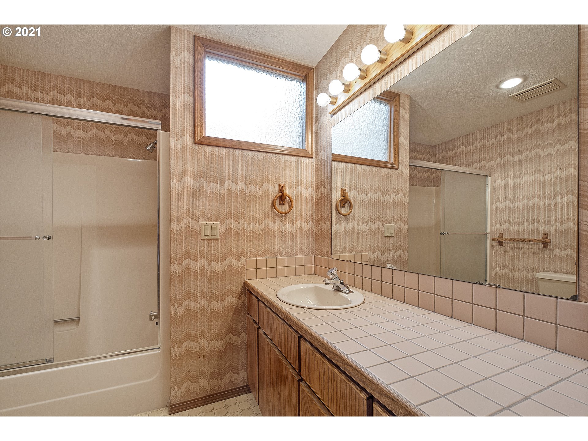 6102 Southwest Jan Tree Court Portland, OR 97219 - Photo 17 of 24 Gallery Image 17