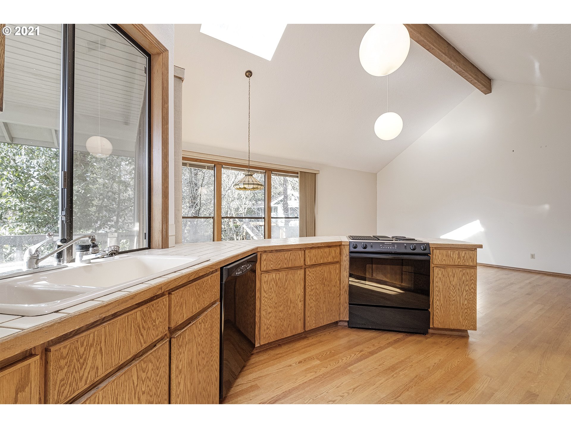 6102 Southwest Jan Tree Court Portland, OR 97219 - Photo 4 of 24 Gallery Image 4