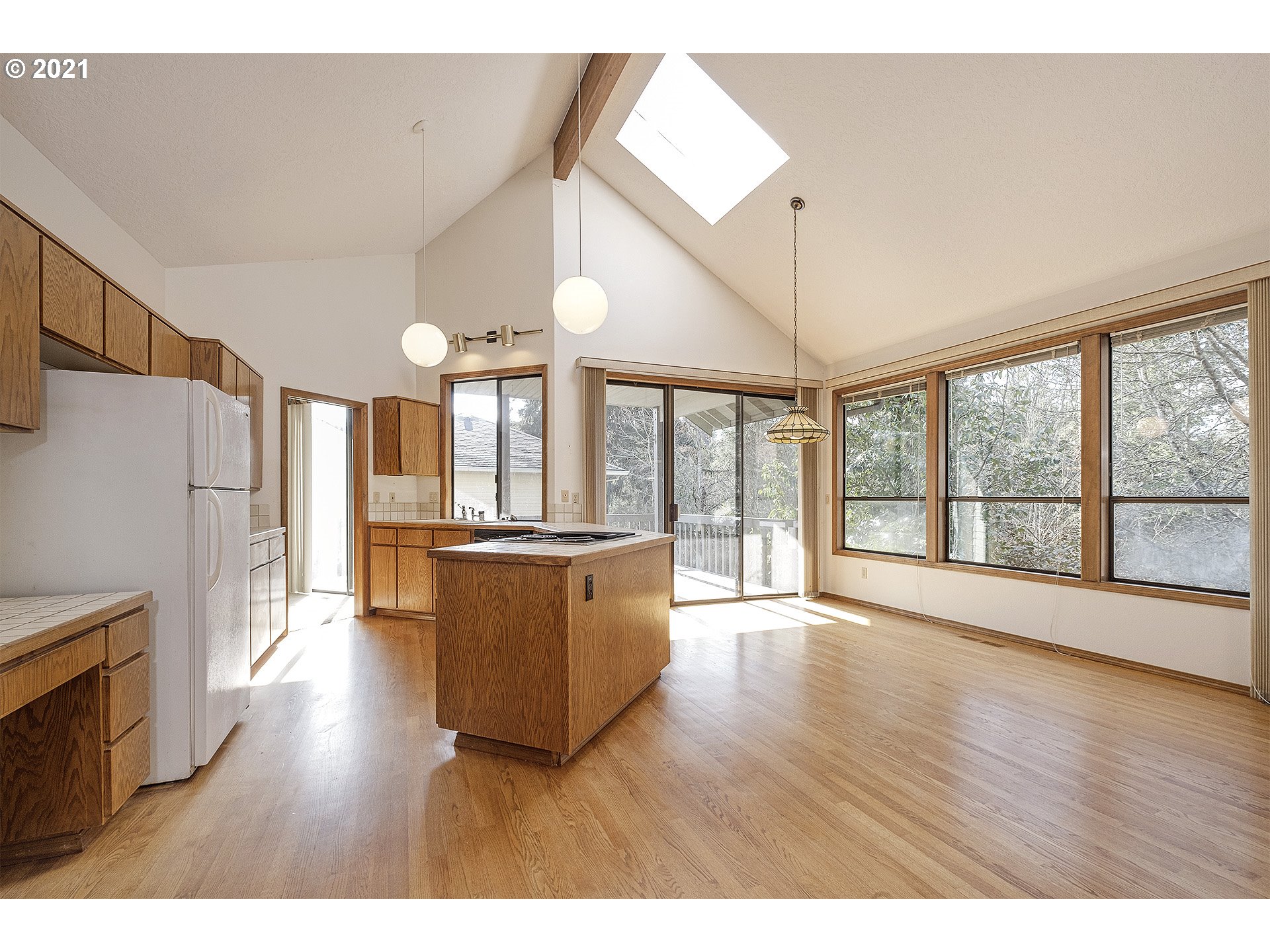 6102 Southwest Jan Tree Court Portland, OR 97219 - Photo 5 of 24 Gallery Image 5