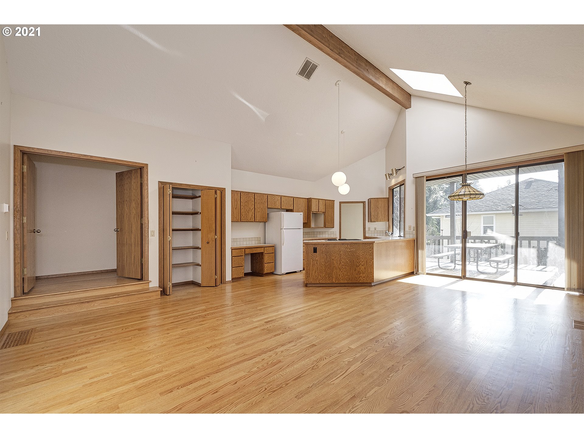 6102 Southwest Jan Tree Court Portland, OR 97219 - Photo 6 of 24 Gallery Image 6