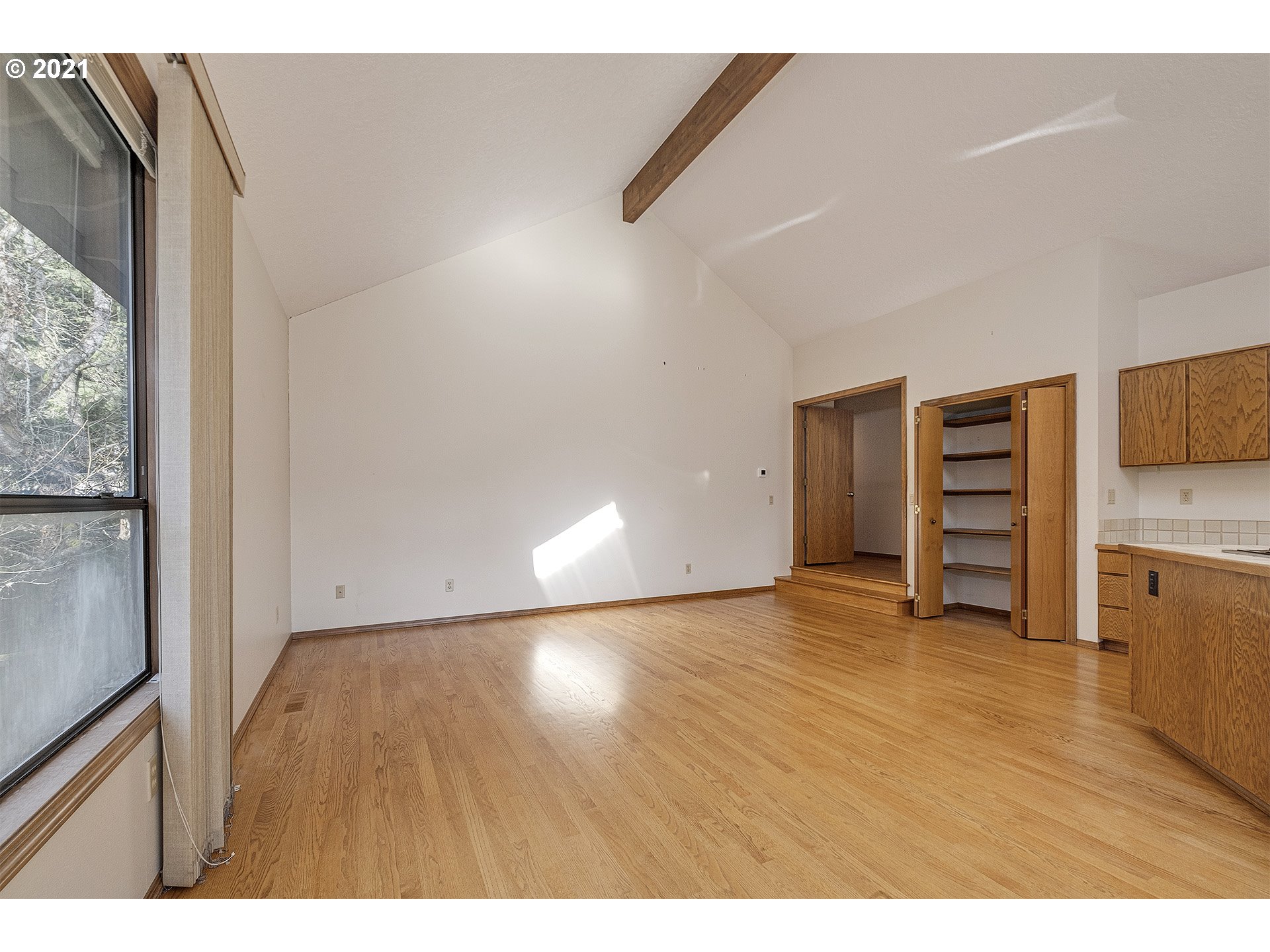 6102 Southwest Jan Tree Court Portland, OR 97219 - Photo 7 of 24 Gallery Image 7