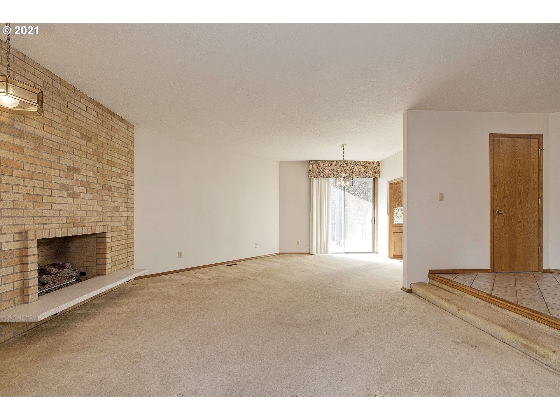 6102 Southwest Jan Tree Court Portland, OR 97219 - Photo 9 of 24 Gallery Image 9