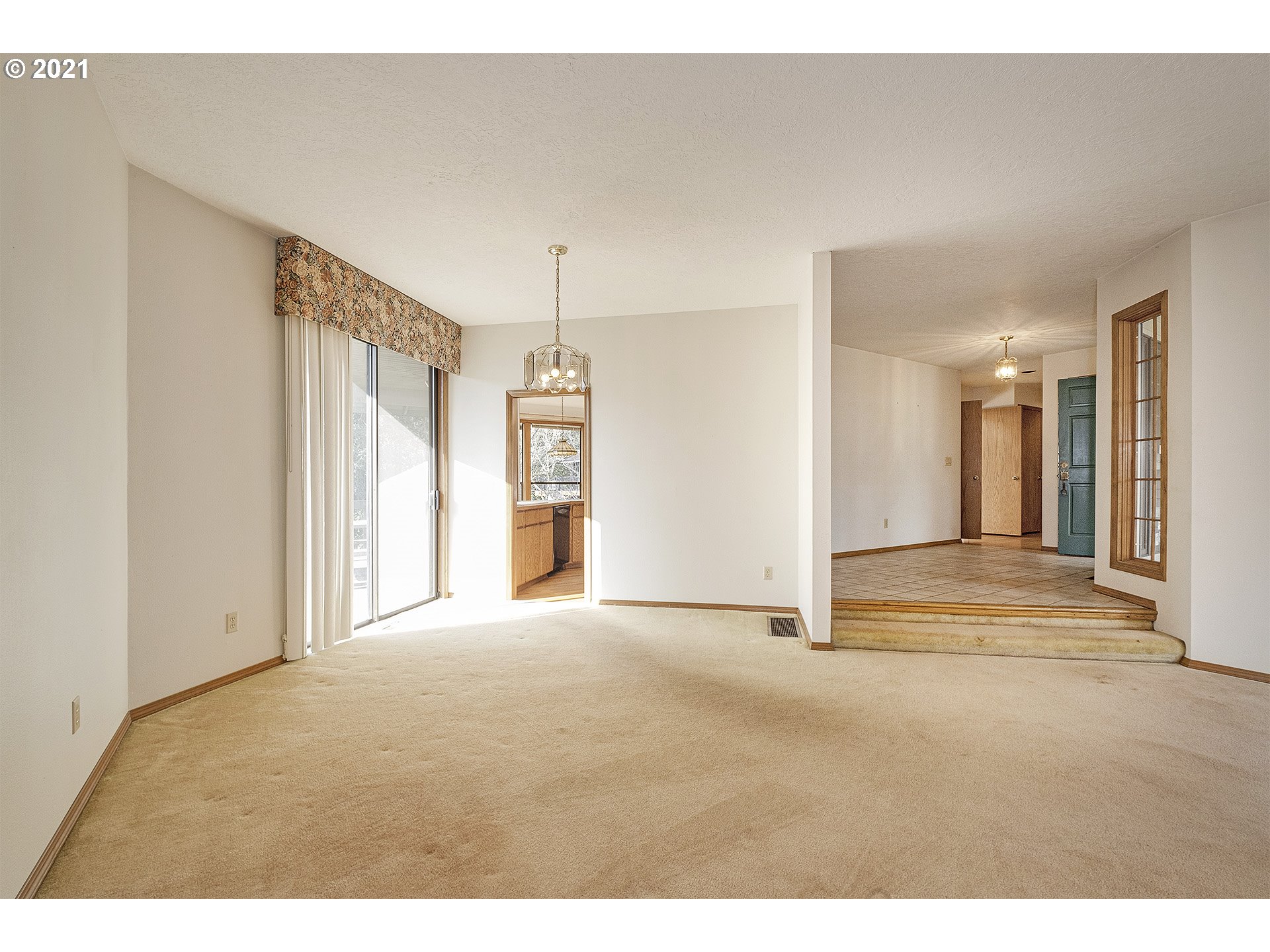 6102 Southwest Jan Tree Court Portland, OR 97219 - Photo 10 of 24 Gallery Image 10