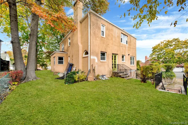a view of a house with backyard