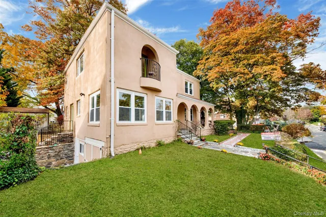 a view of a house with backyard