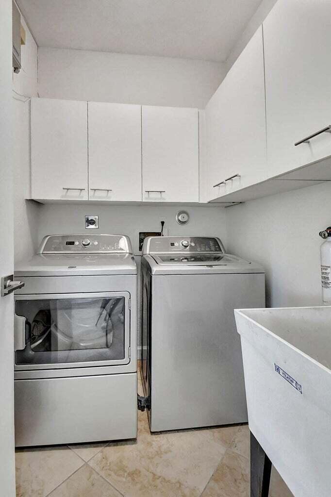 3567 Commodore Circle Delray Beach, FL 33483 - Photo 21 of 76 a utility room with dryer and washer