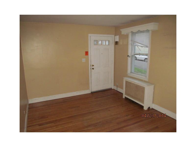 30 Massey Road Tiverton, RI 02878 - Photo 5 of 14 Living Room.