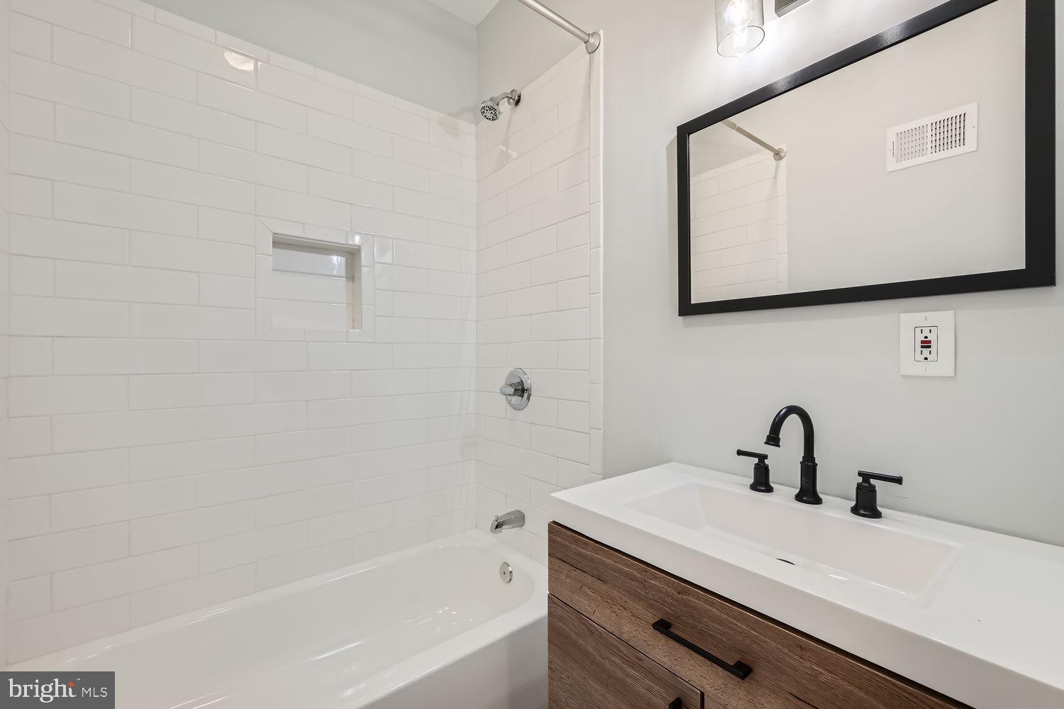 2623 West Cold Spring Lane Baltimore, MD 21215 - Photo 9 of 13 2nd floor full Bath