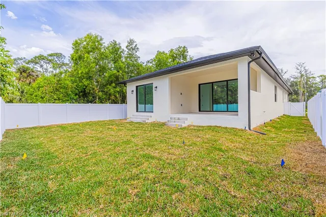 a view of outdoor space yard and balcony