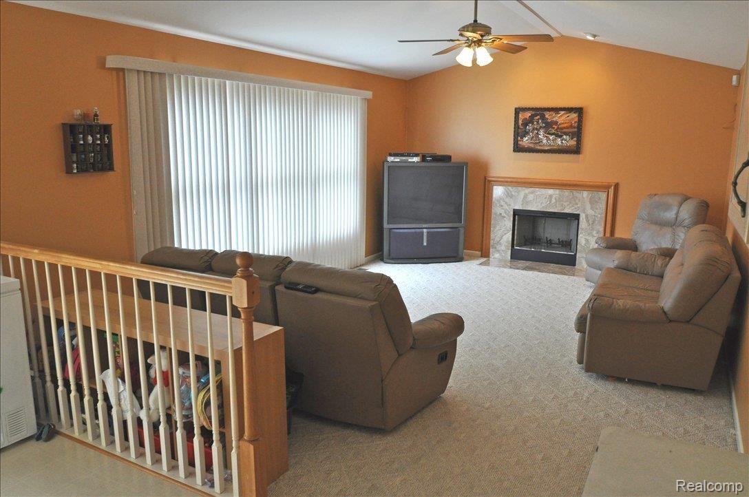 2822 Santia Road Troy, MI 48085 - Photo 11 of 22 Gas/Natural Fireplace