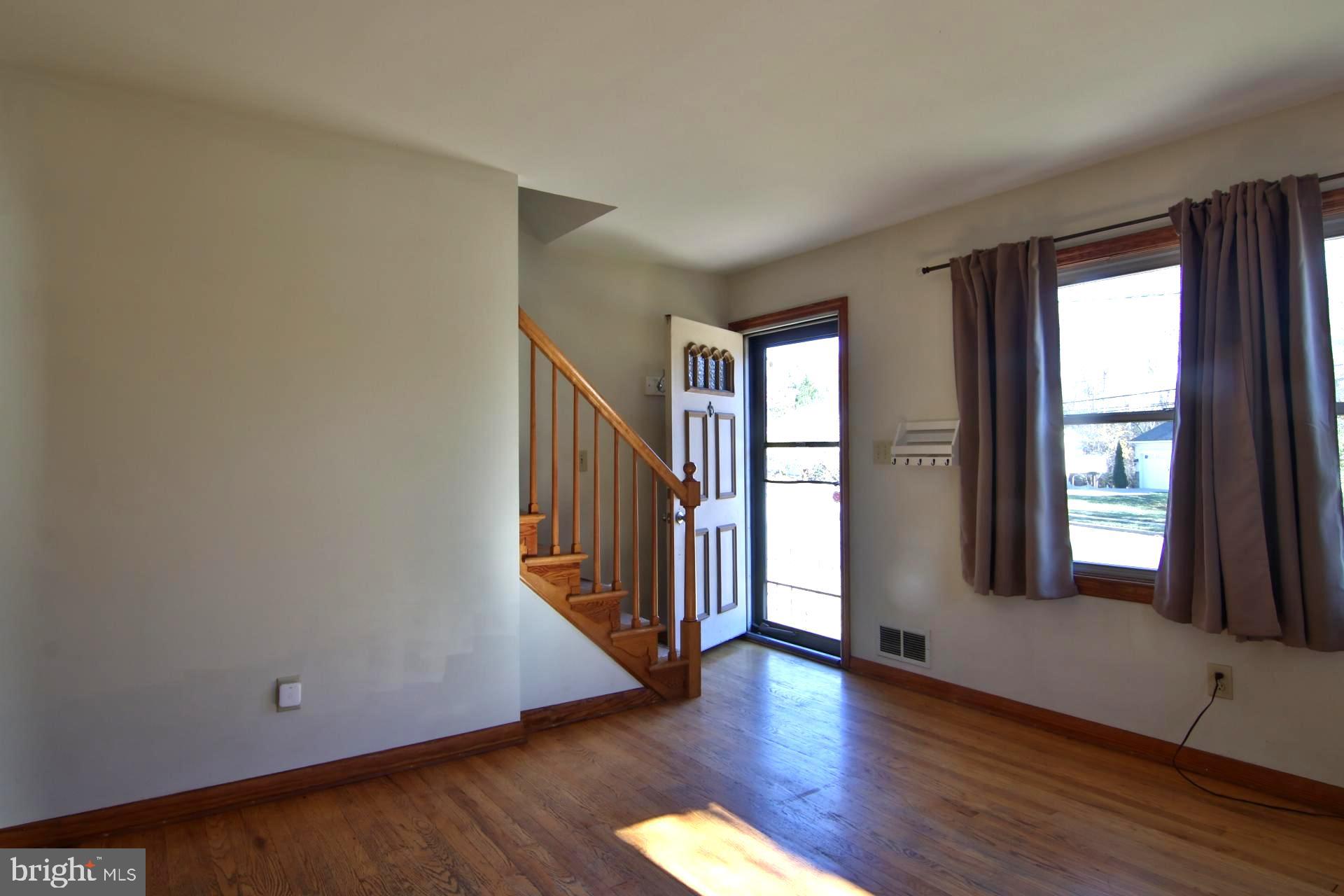 7532 Harmans Road Harmans, MD 21077 - Photo 2 of 11 Living Room