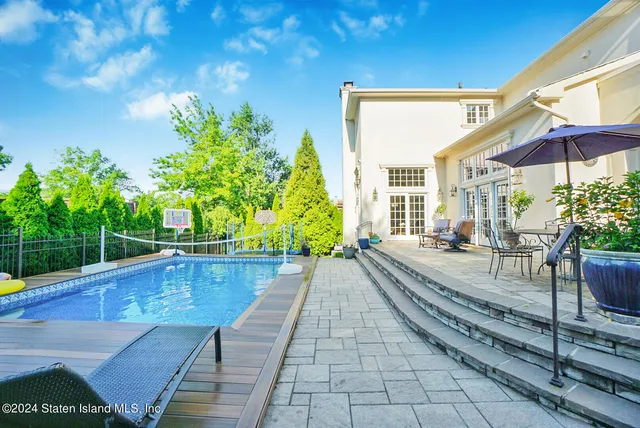 a view of a house with backyard and sitting area