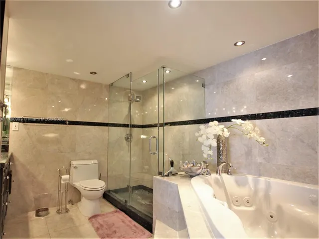 $7,000 | 5151 Collins Avenue, Unit 924, Miami Beach, FL 33140