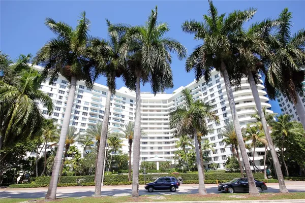 $7,000 | 5151 Collins Avenue, Unit 924, Miami Beach, FL 33140