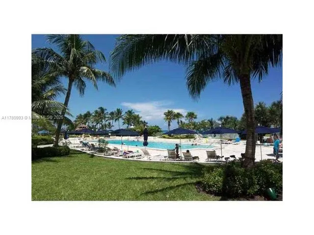 $7,000 | 5151 Collins Avenue, Unit 924, Miami Beach, FL 33140