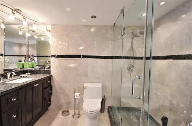 $7,000 | 5151 Collins Avenue, Unit 924, Miami Beach, FL 33140