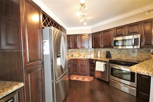 $7,000 | 5151 Collins Avenue, Unit 924, Miami Beach, FL 33140