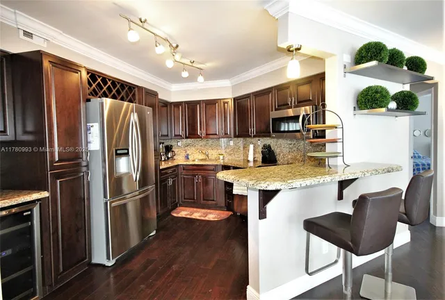 $7,000 | 5151 Collins Avenue, Unit 924, Miami Beach, FL 33140